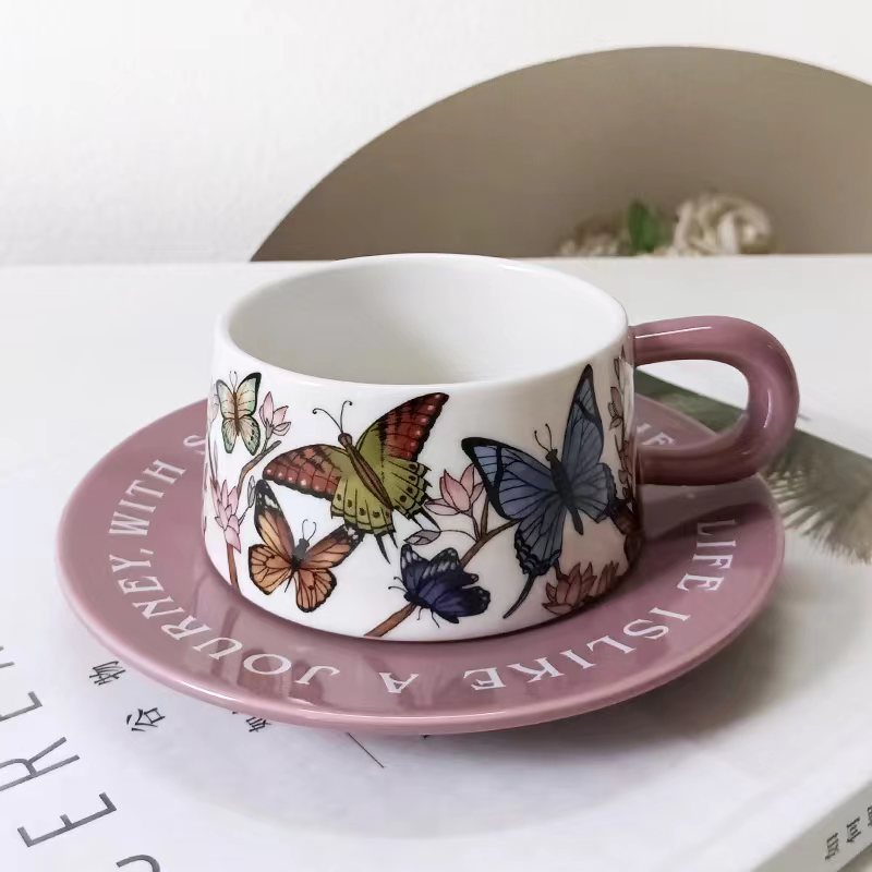 Francés retro flores púrpura mariposa nicho lujo ligero taza de café de alta calidad taza de agua exquisita taza de cerámica de té de la tarde plato
