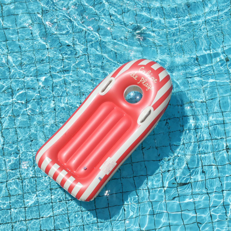 メーカーは空気入れのサーフボードを販売しています。