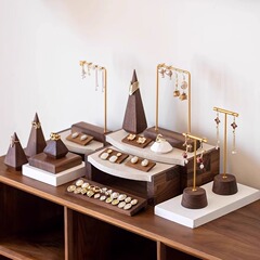 胡桃の木のイヤリングの展示棚のアクセサリーの指輪の陳列道具のジュエリーの写真撮影のアクセサリーは高くなって展示皿を収納します。