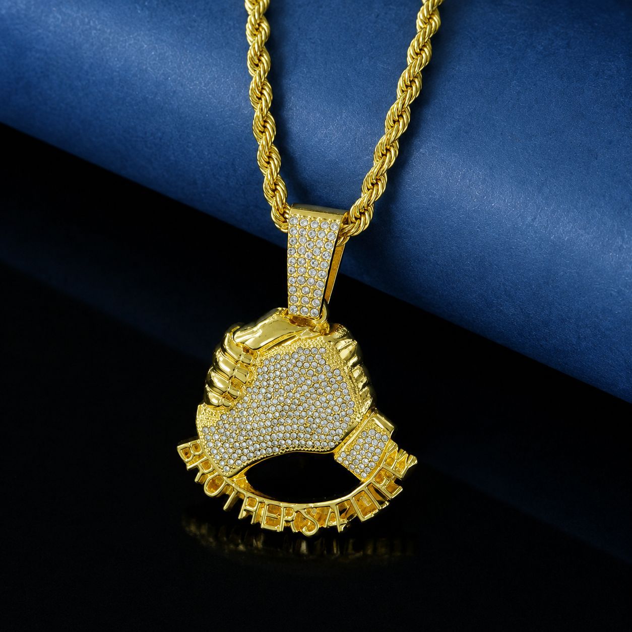 Collar colgante de letras de mano de diamantes de aleación de hip hop europeo y americano para hombres y mujeres accesorios de collar punk americano retro nuevos productos
