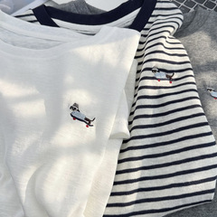薄っぺらで快適な竹節綿のストライプの半袖の女性のtシャツの夏のゆったりとした怠惰な風のシンプルな刺繍の白い丸首の上着