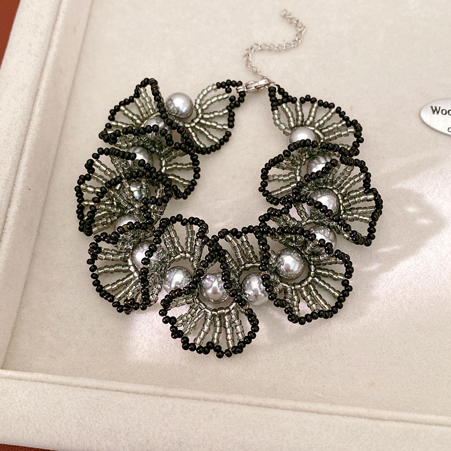 Collar de perlas de encaje redondo lujo ligero nicho collar de perlas estilo retrógrado conjunto de joyería al por mayor