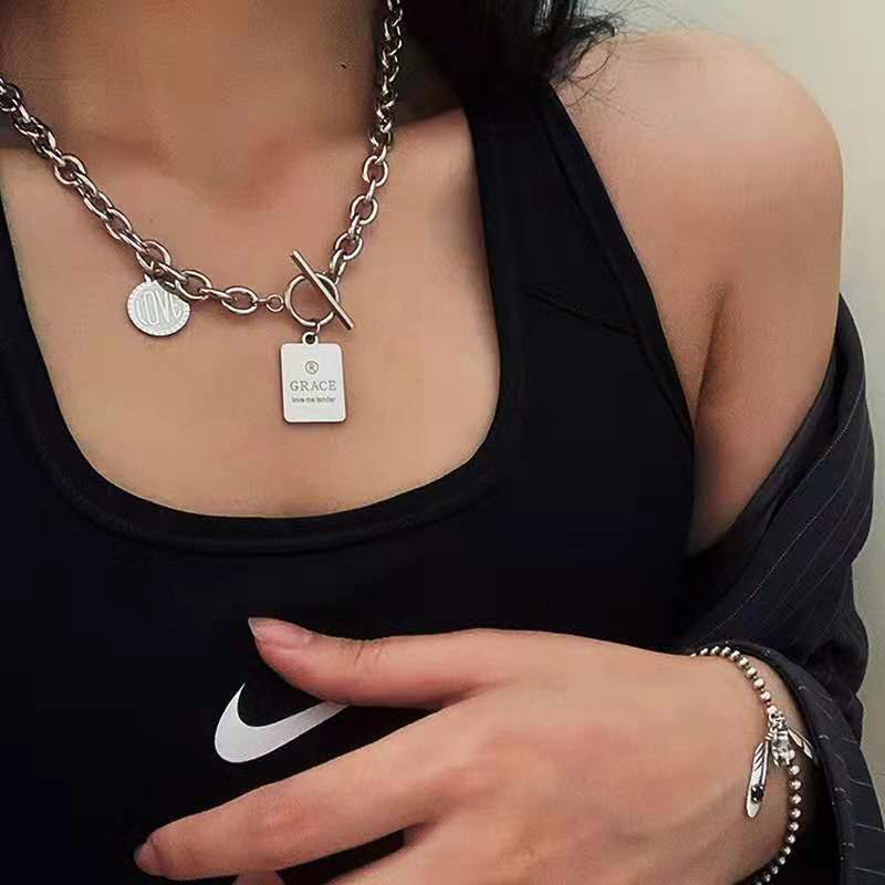Collana con ciondolo a forma di lettera con segno quadrato e rotondo in acciaio al titanio Hip Hop, in rete rossa, con semplice catena per maglione lunga_voghion.com