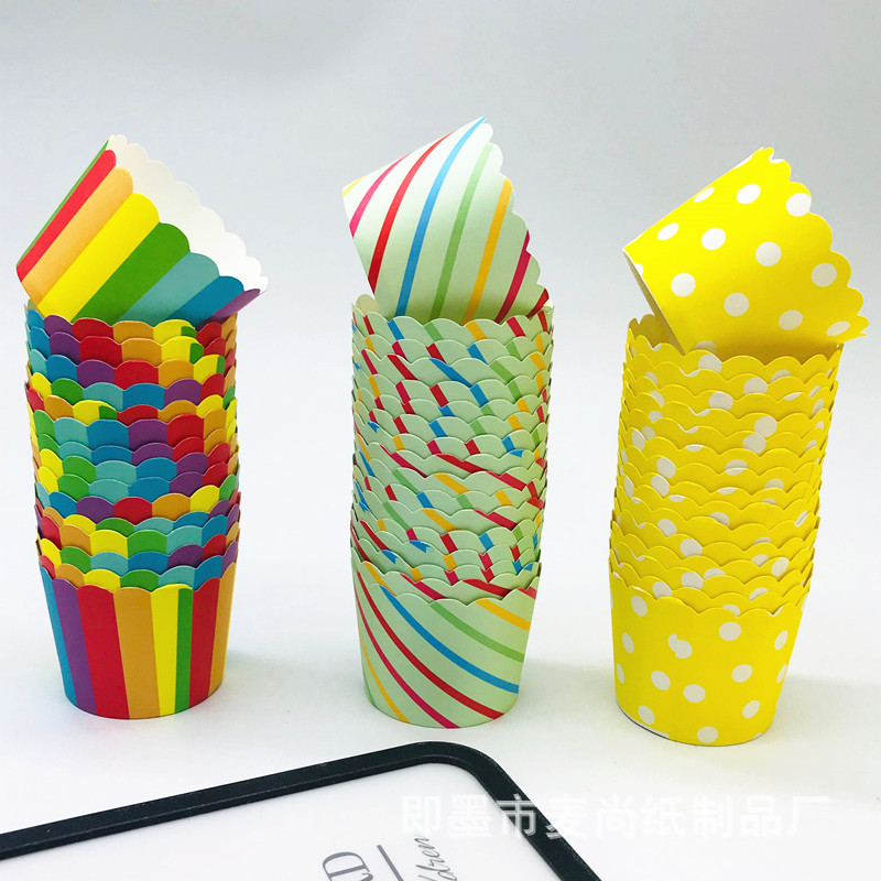 Venta al por mayor 50 tazas de papel de pastel medianas resistentes a altas temperaturas Taza de papel a prueba de aceite Taza de máquina gruesa Taza de pastel de gasa