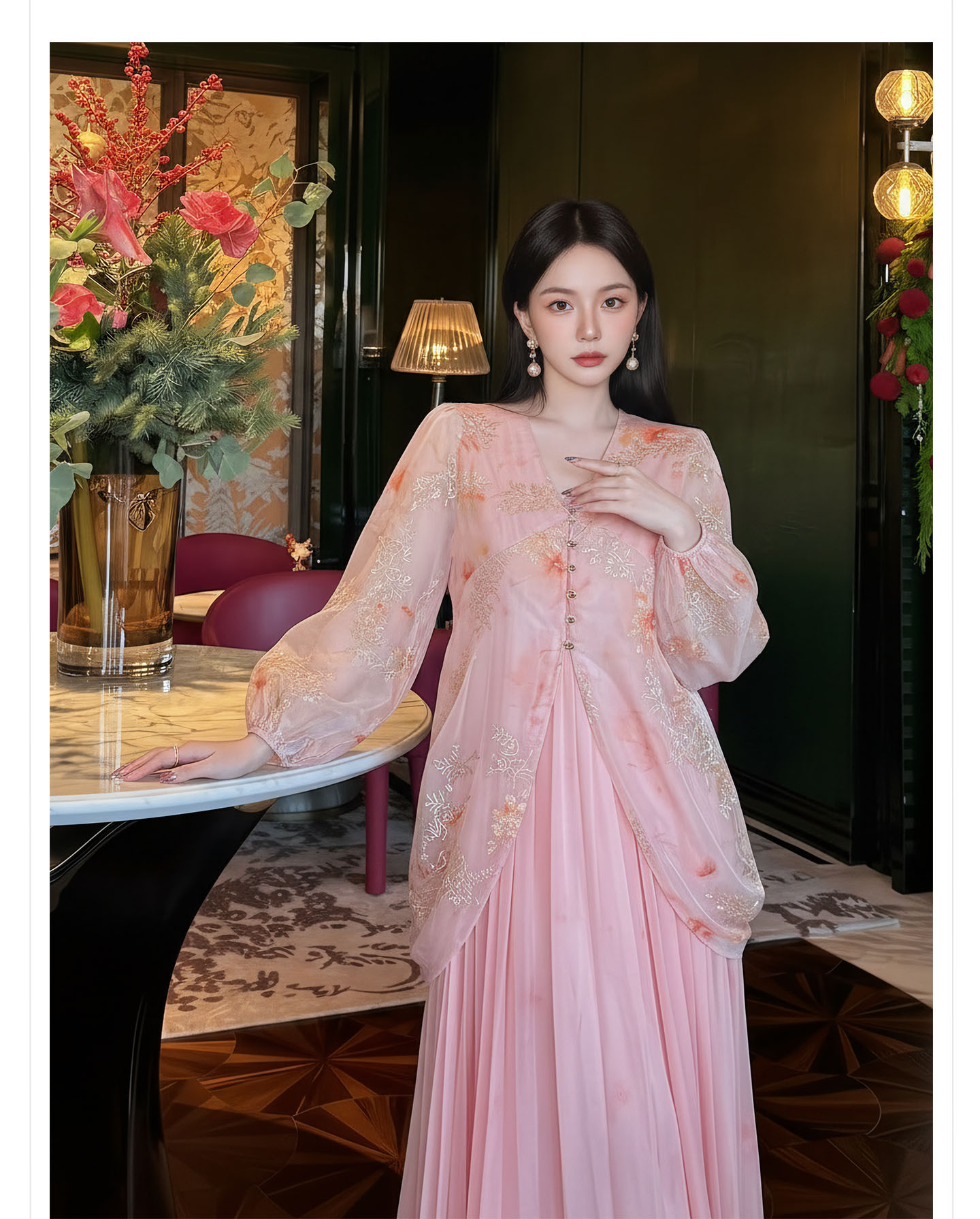 Đầm maxi nữ thắt eo phong cách tân cổ điển, cổ xẻ tà, tay ngắn, họa tiết hoa nhí trên vải voan lưới, thêu kim tuyến và cúc bọc vải — màu hồng chi tiết 7