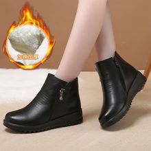 妈妈鞋冬季加绒软皮棉鞋女保暖防滑平底中年皮鞋软底中老年短靴子