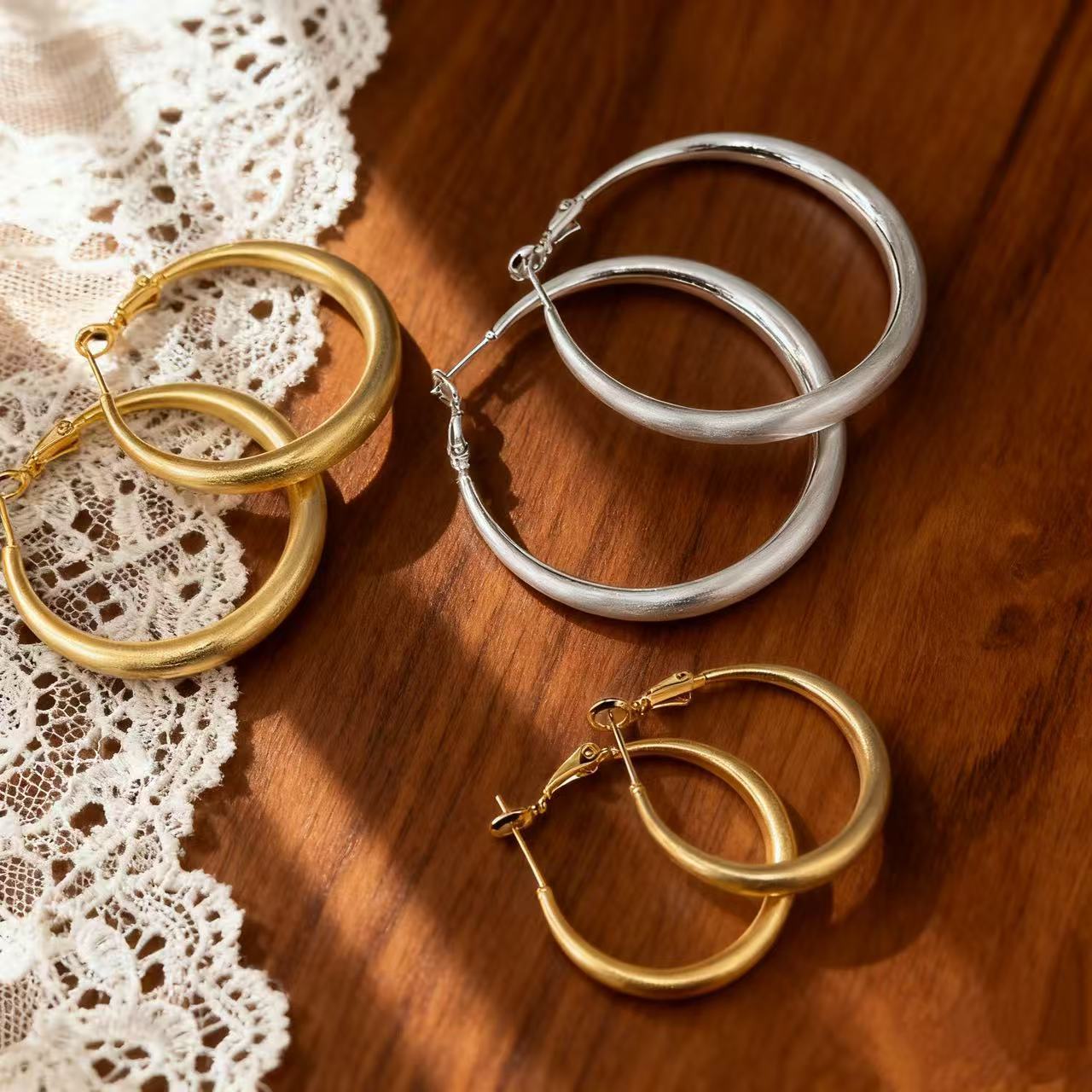 Earrings with a Light Luxury and High-End Feel, 925 Silver Needle Earrings, Large Hoop Earrings with Brushed Design, Earrings That Make the Face Look Smaller