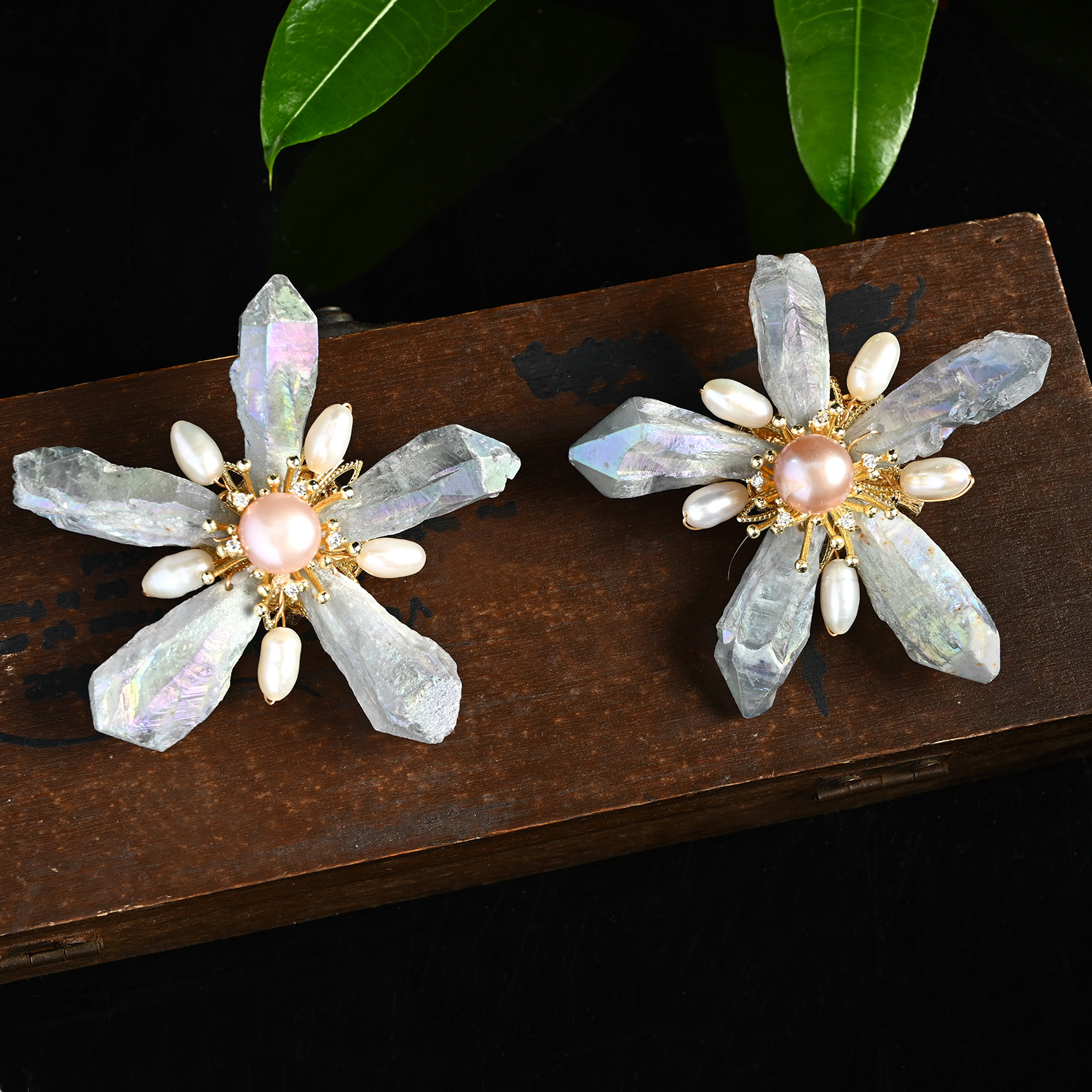 Flashing organic brooch