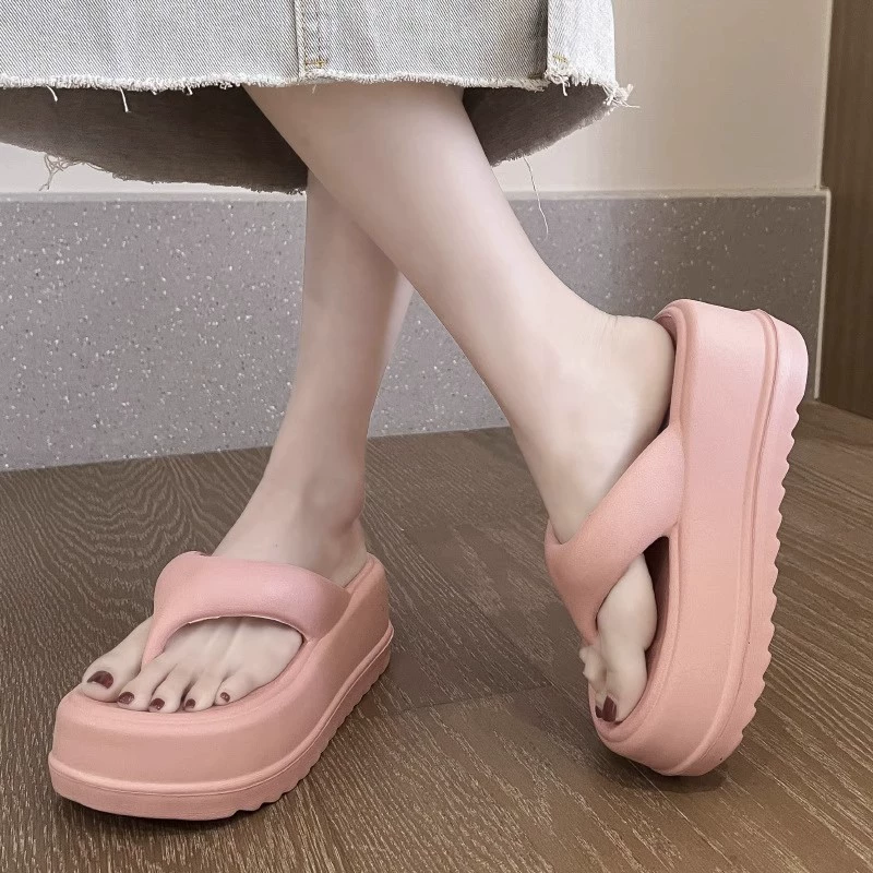 Женские шлепанцы на толстой подошве для ношения вне лета на высоком каблуке. Новые пляжные сандалии 2025 года на берегу моря с ощущением шага по дерьму.