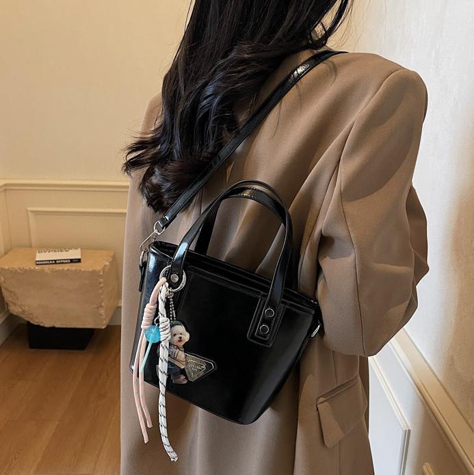 Paquete portátil de cuero de cera de aceite de alta calidad para mujeres 2025 nuevo estilo coreano bolso de hombro de estilo extranjero bolso retro versátil