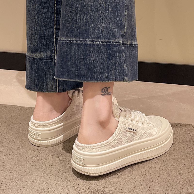 2025 verano nuevo estilo semi-trapeador zapatos blancos zapatos de mujer ropa exterior sandalias de verano Baotou estilo caliente pantuflas de malla todo-fósforo image 3