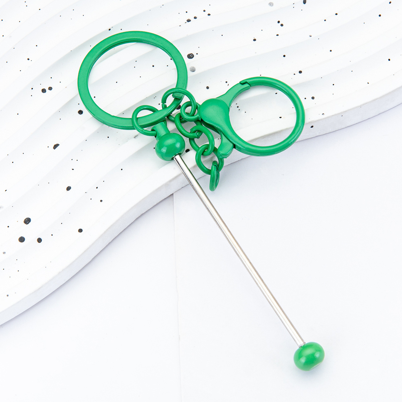 Nuevo DIY cuentas llavero al por mayor pequeño regalo colgante llavero de metal llavero de color gradiente