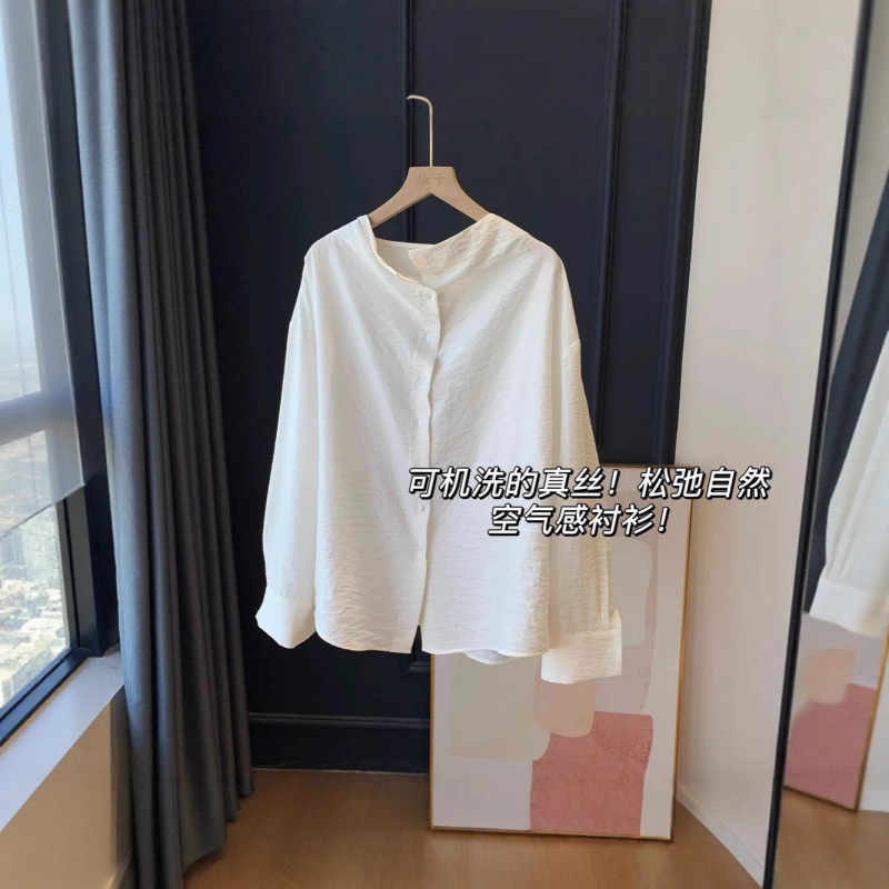 Slightly Wrinkled Texture Silk Shirt with a Cool Feel, Drapey Collar, Dropped Shoulders, Long Sleeves, and a Loose Fit, Elegant