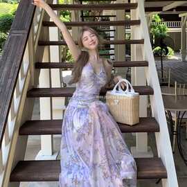 褶皱碎花辣妹露背挂脖连衣裙女夏季度假网纱长裙显瘦收腰a字裙子