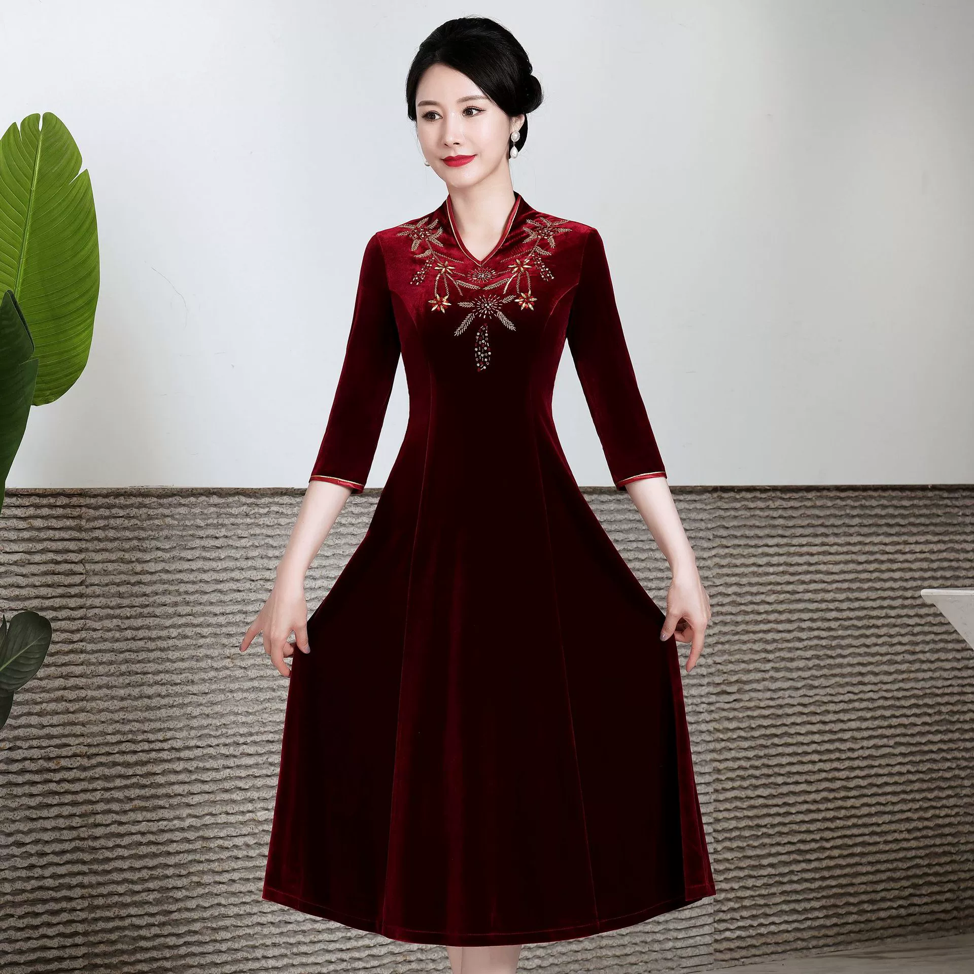 Шэньчжэнь высокого класса красный бархат Cheongsam новый большой маятник плюс размер осень и зима счастливый мать-в-законе платье женщин оптом