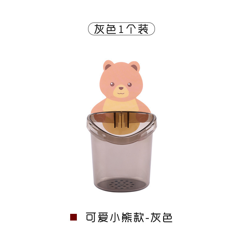 熊の洗面コップの浴室の壁に壁を貼って抱っこします。|undefined