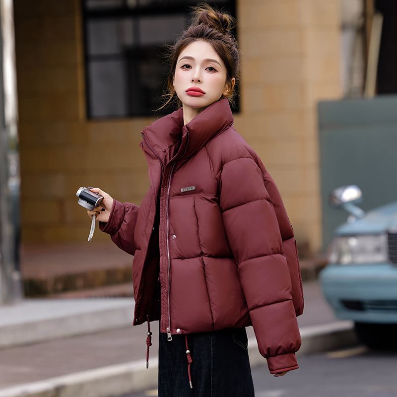 Capa de algodón de pluma para mujeres corta 2025 invierno nuevo algodón de moda exterior pequeño chaqueta de algodón cálida capa gruesa