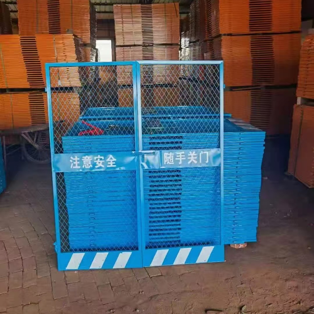 重庆贵州施工电梯防护门电梯井口防护门建筑施工电梯i穿孔安全门