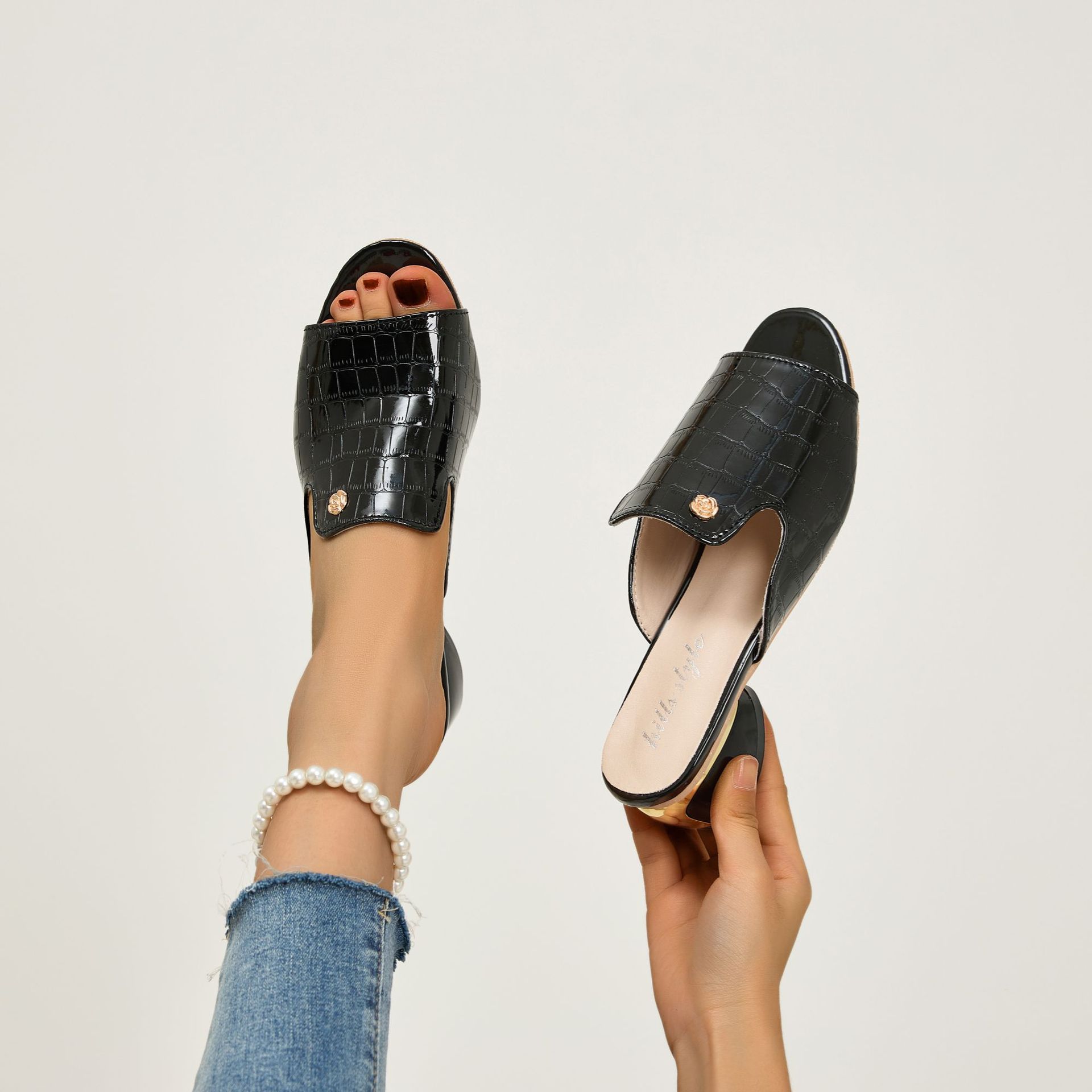 Zapatillas de zapatillas de tacones de verano nuevos zapatos de mujer sandalias de cuero suave para usar fuera de la moda pez boca zapatos de mujer de tamaño grande stock
