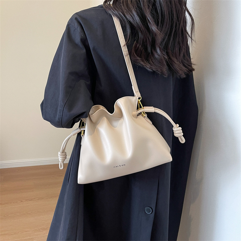 Bolso casual retro para las mujeres 2023 nueva llegada de trabajo de viajero cubo bolsa nicho diseño versátil simple bolsa de mensajero