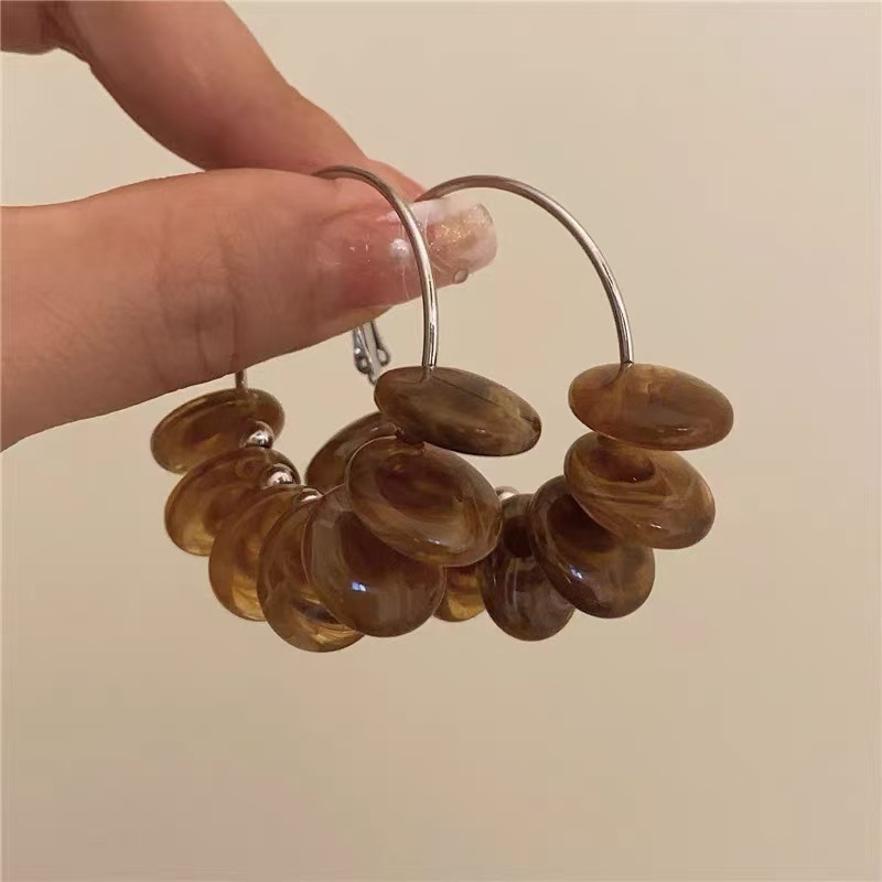 Retro Merrade curry plata aguja pendientes de moda versátil Hong Kong aretes de estilo ligero lujo alta sensación otoño invierno pendientes