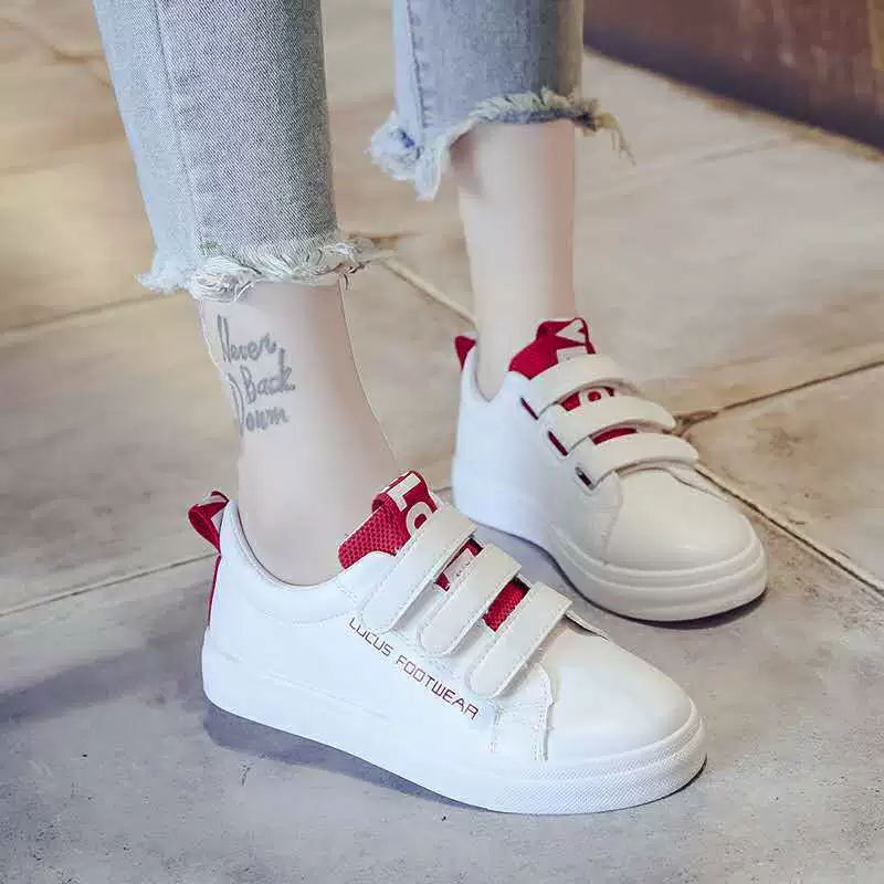 Модные белые кроссовки для женщин 2024 года, весна-осень, универсальные, в корейском стиле, на липучках, студенческие, на плоской подошве, стильные, облегчающие видимую ширину стопы.