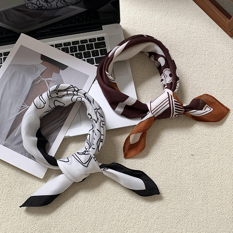 Bufandas de seda cuadrada alta sensación 2025 nuevo estilo idílico estilo coreano de estilo de viaje de seda pequeña bufandas de seda cuadrada bufandas al por mayor