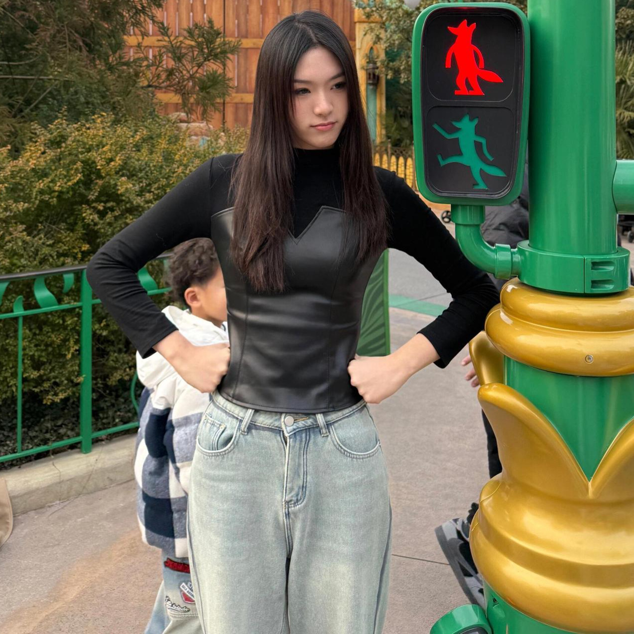 法式辣妹风半高领PU皮拼接长袖t恤女秋季气质显瘦正肩打底衫上衣