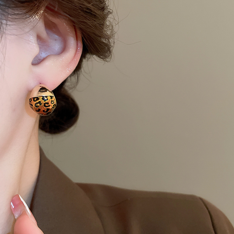 Boucles d'oreilles à clous géométriques à imprimé léopard en or véritable plaqué or haut de gamme, boucles d'oreilles rétro, boucles d'oreilles à la mode et au tempérament_voghion.com