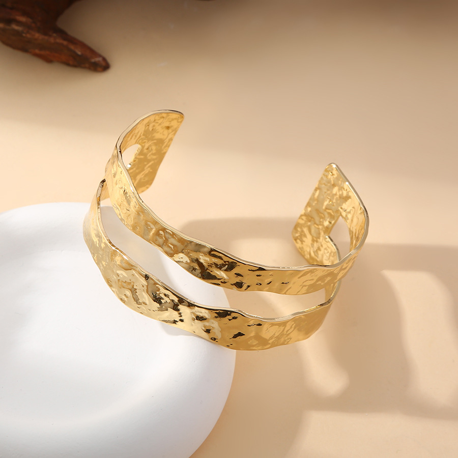 Ventas transfronterizas irregulares de alta calidad, diseño de personalidad hueco de cobre, brazalete de mujer simple y versátil