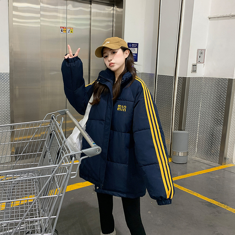 Inventario de ropa de algodón de pluma para mujeres 2025 ropa de invierno nuevo color de contraste cuadrado tres barras correa de marcas de moda chaqueta de algodón pareja americana