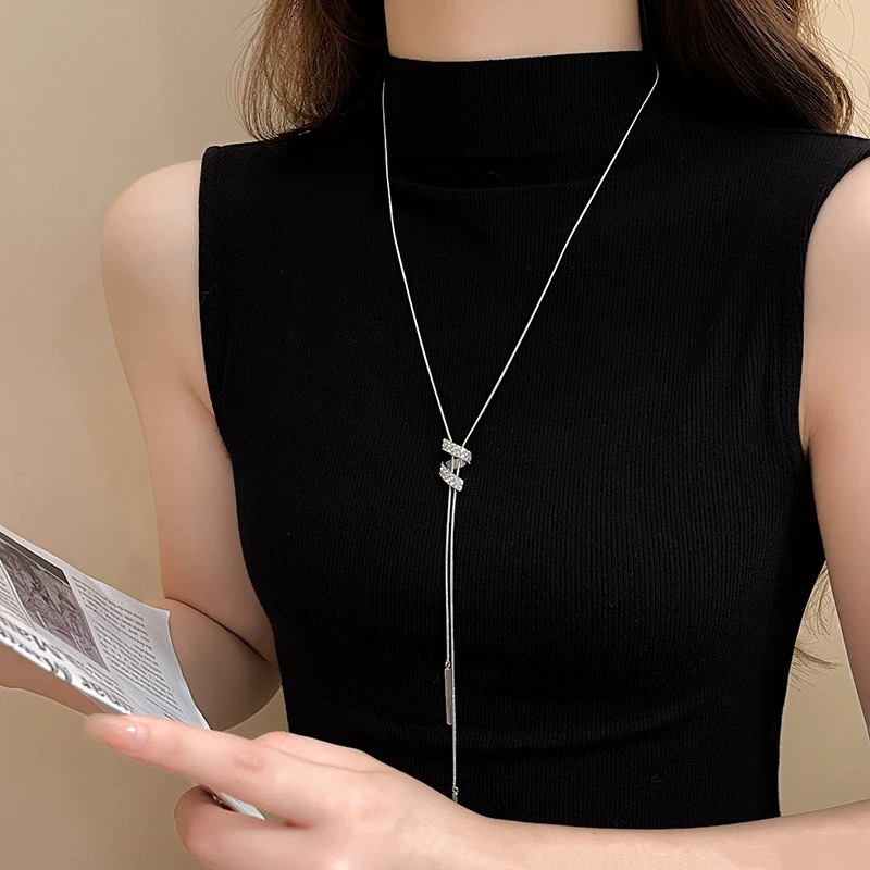 Exquisite Autumn and Winter Sweater Chain for Women, Niche Luxury, High-End, Elegant and Stylish Long Necklace, New Accessory