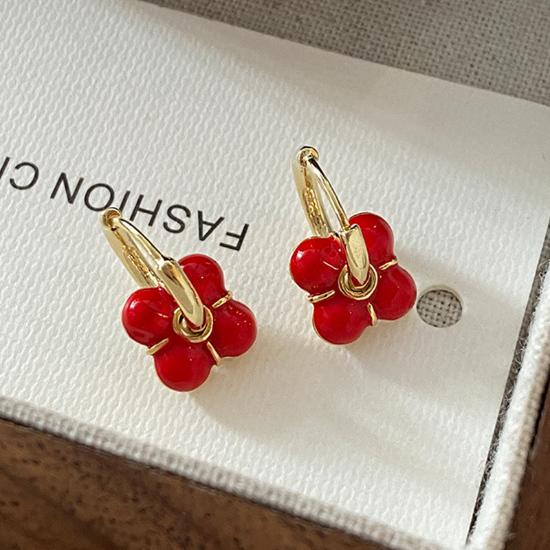 Flower pearl earrings with a unique design for the Chinese New Year. Exquisite autumn and winter earrings. New Year's festive red earrings