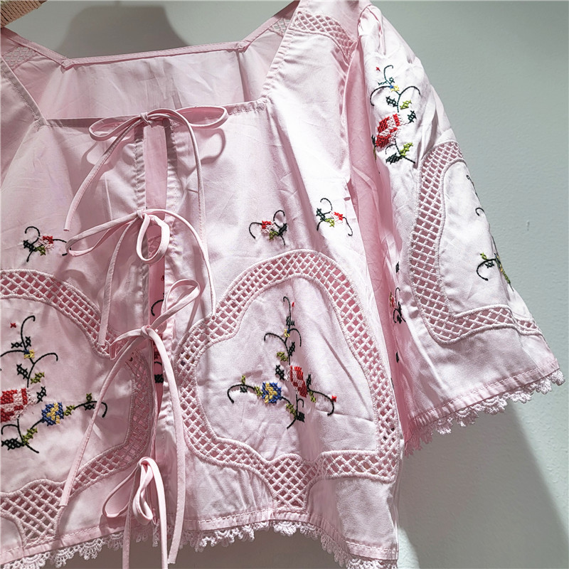 Chaqueta Bordada hueca de la industria pesada de verano 2026, blusa rosa, chica relajada, camisa corta de vacaciones de Flores rotas
