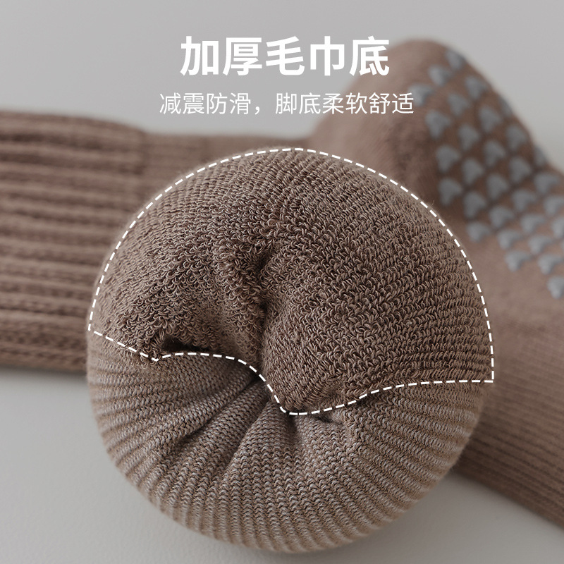 長筒ヨガ靴下の子供は秋冬に滑り止めを厚くして走る縄跳びバドミントン運動のフィットネスのすねの靴下を積みます。