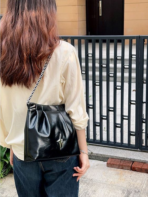 Borsa a tracolla grande capacità piegata argento Sanfu Wandering da donna 2023 Sweet and Spicy Street Light Y2K_voghion.com