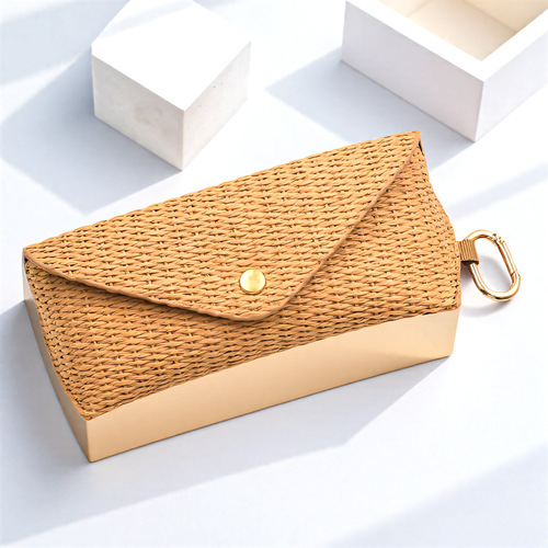 Scratch-resistant and wear-resistant PU leather sunglasses case for men and women, foldable sunglasses storage bag, suitable for business and casual light travel.