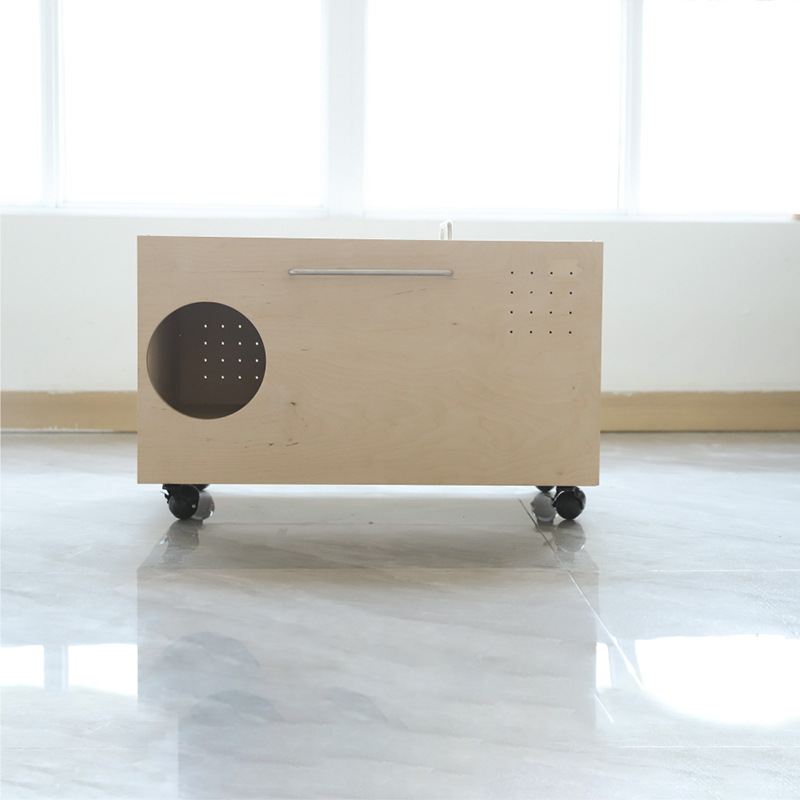 플라스틱 세면대가 있는 작은 단층 고양이 화장실