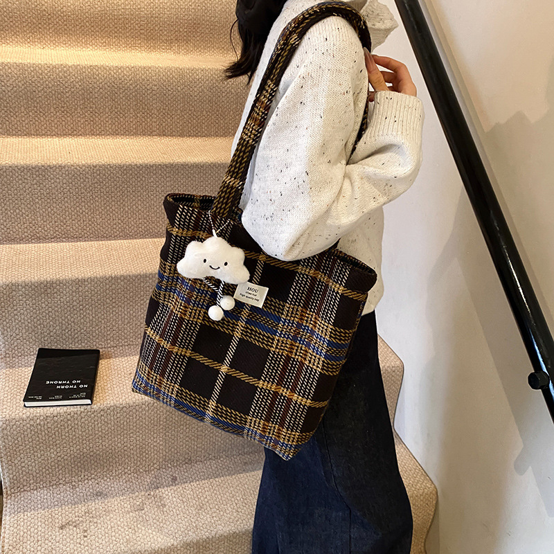 Bolsa de hombro de gran capacidad de invierno para mujeres 2024 nuevo bolso de lana cuadrado retro bolso de viaje de estudiantes universitarios