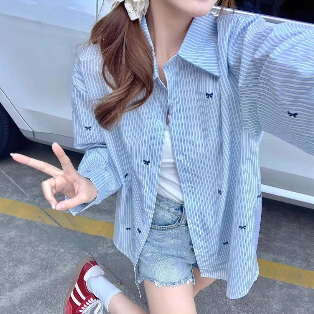 Сине-белая полосатая рубашка с бантом, милая рубашка с длинными рукавами, женская весенне-осенняя рубашка средней длины, летняя солнцезащитная рубашка, топ оптом
