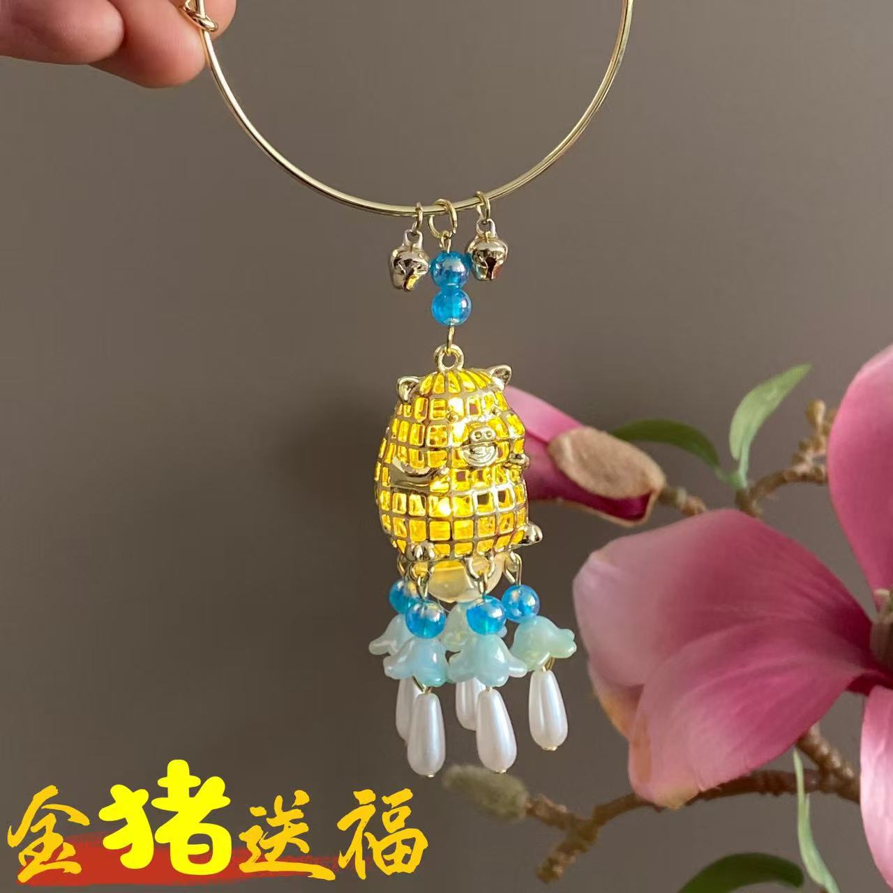 Glowing bracelet (blue) pig