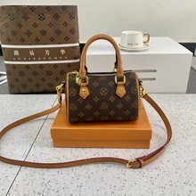 今年流行迷你小包包女2025春夏新款手提枕头包百搭超火单肩斜挎包