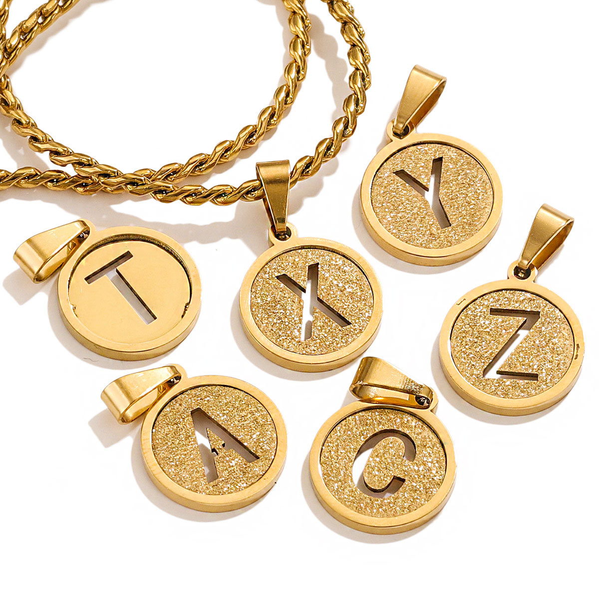 Acero inoxidable redondo prensado 18K titanio acero letras colgante personalidad nicho diseño de moda moda moda DIY joyas colgante