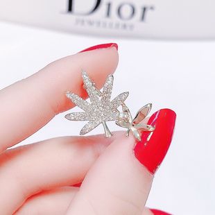 Zircon Maple Leaf Small Collar Needle Collar Flower Anti-running Shirt Collar Leaf Tramps Collar Buckle Men's and Women's Clothes Collar Accessories