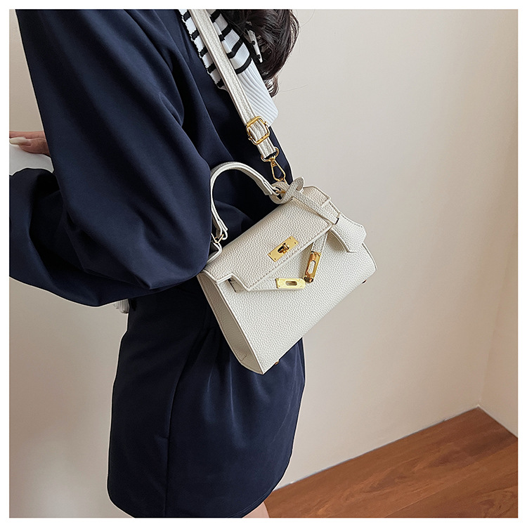 This year, a new women's casual summer single-shoulder crossbody bag with a niche design is in vogue. The hand-held small square bag is popular undefined