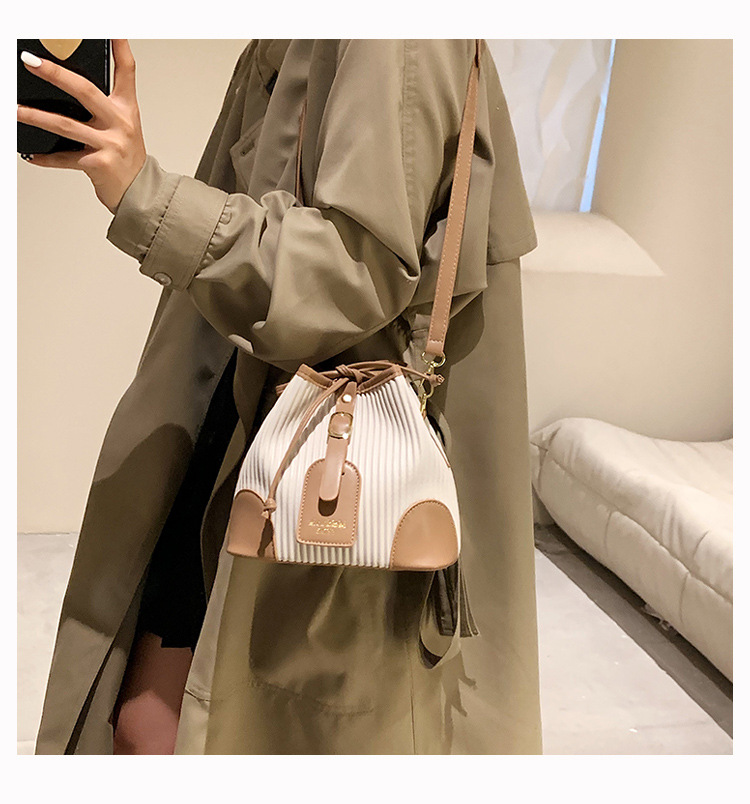 Fashion Contrast Color Stitching Striped Fold Bucket Shoulder Bag Wholesale Nihaojewelry display picture 4