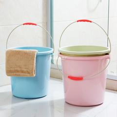 プラスチックバケツは厚い洗濯バケツを持っています。