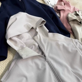 女式T恤;男式夹克;男式休闲裤