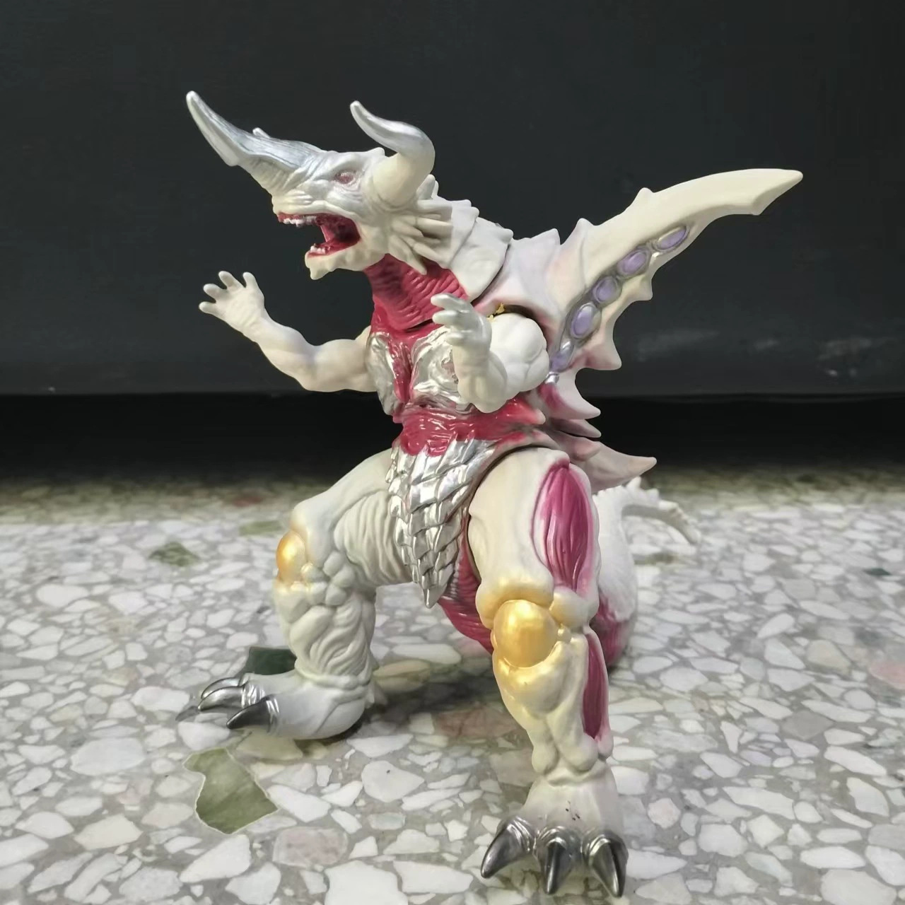 大型モンスタービニールソフトラバーウルトラマンモンスターおもちゃ男の子子供のおもちゃ夜市景勝地露店モンスター