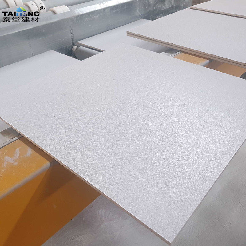 Tablero de yeso a prueba de humedad Techo de pared divisoria Techo Material de decoración Planta de construcción Tablero de yeso resistente al agua y a la humedad